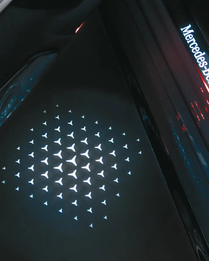 Tür auf, Spot an: Mit dem LCD-Projektor mit animiertem Mercedes-Benz Sternenmuster wird jeder Mercedes-Benz schon …