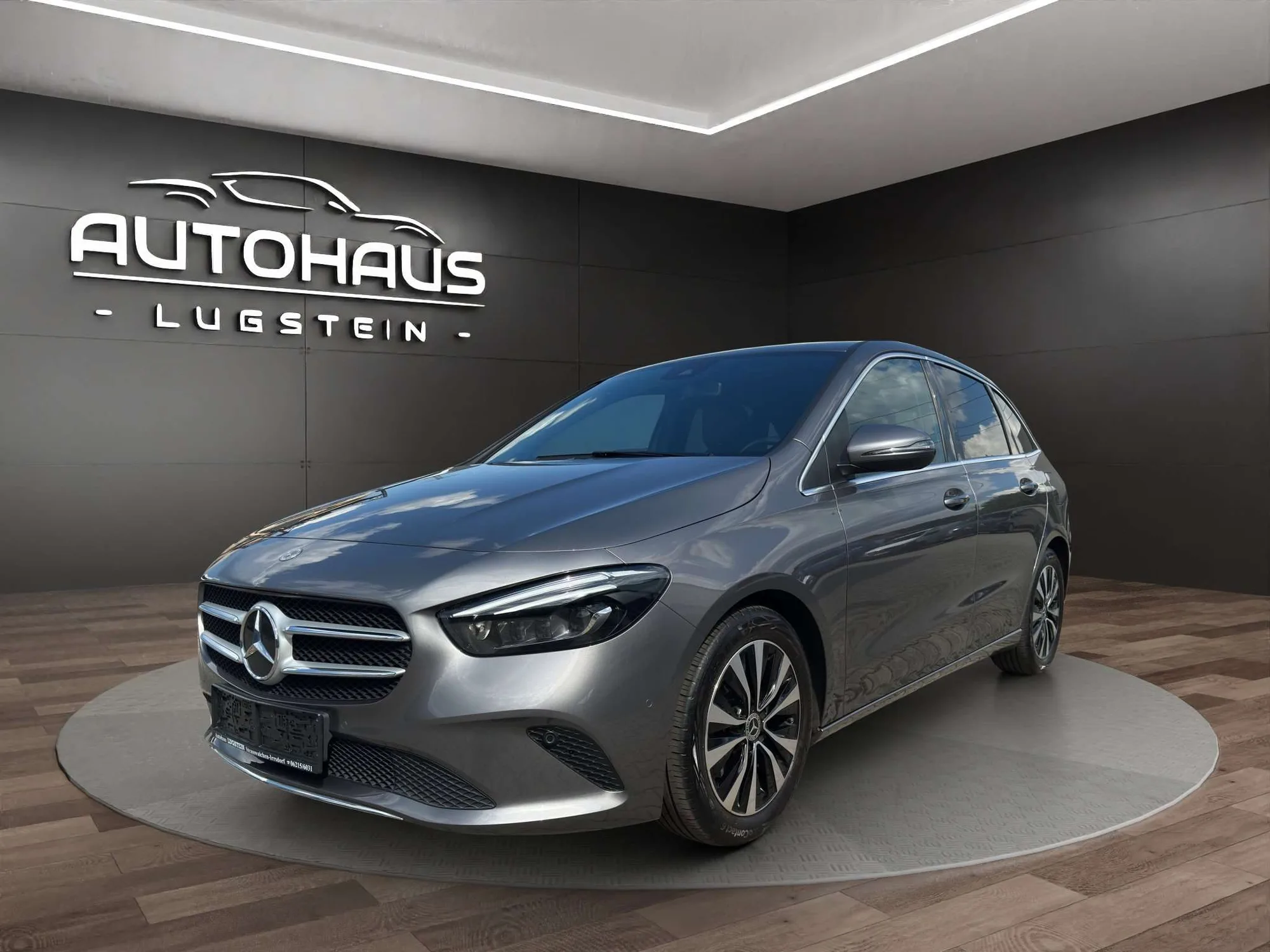 Mercedes-Benz B 200 in Mountaingrau Metallic, Außenansicht – Autohaus Lugstein, Straßwalchen