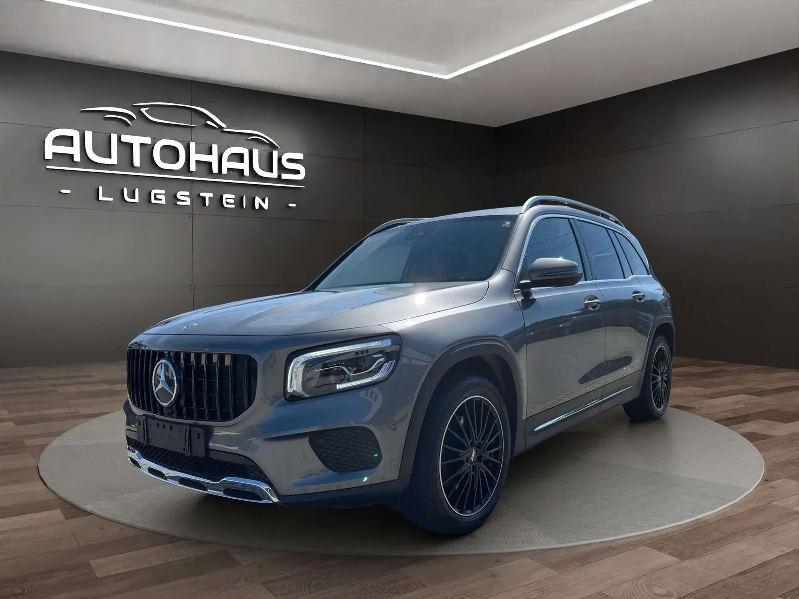Grauer Mercedes-Benz GLB 220 d 4Matic schräg von vorne im Schauraum des Autohauses Lugstein in Straßwalchen