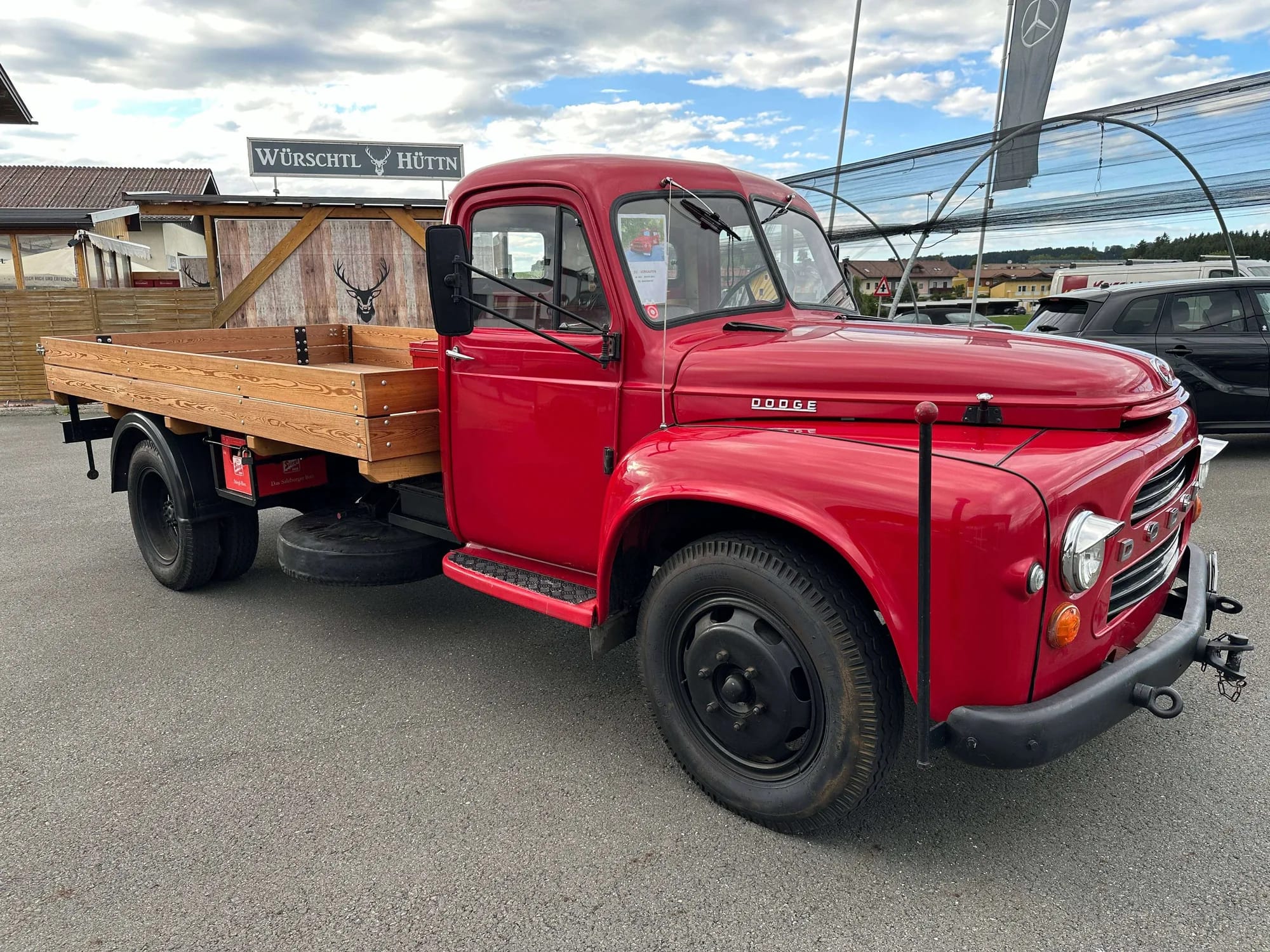 Dodge D.203L in Rot, Außenansicht – Autohaus Lugstein, Straßwalchen