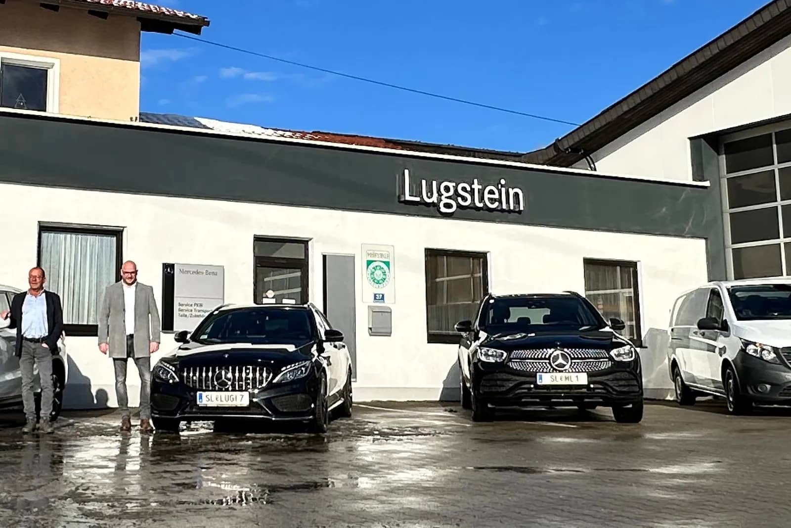 Außenansicht des Autohauses Lugstein in Straßwalchen mit Mercedes-Benz Fahrzeugen vor dem Eingang