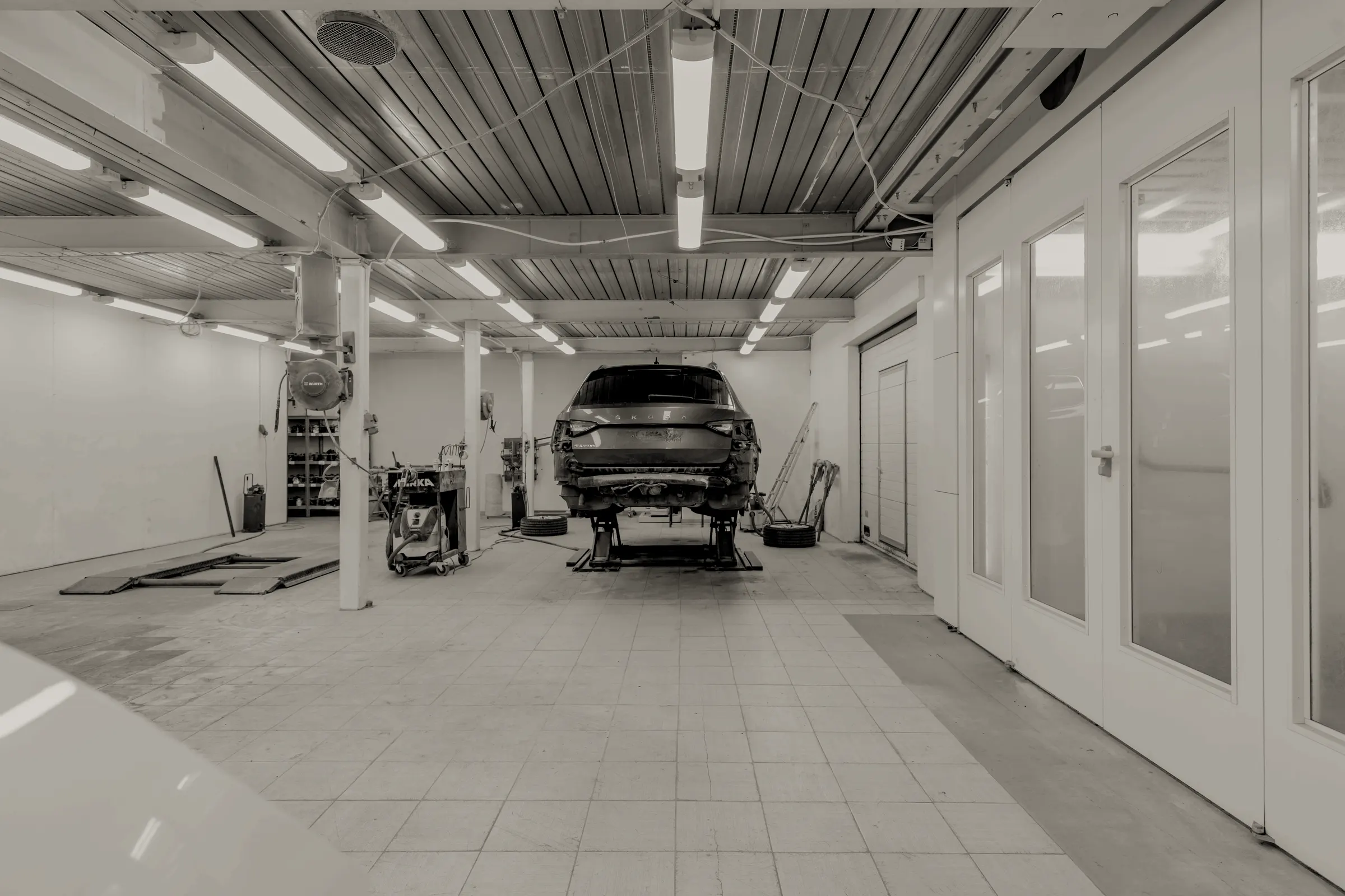 Fahrzeug auf der Hebebühne – Werkstatt für alle Marken bei Autohaus Lugstein in Straßwalchen
